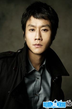 Một hình ảnh chân dung khác về nam diễn viên Jung Woo