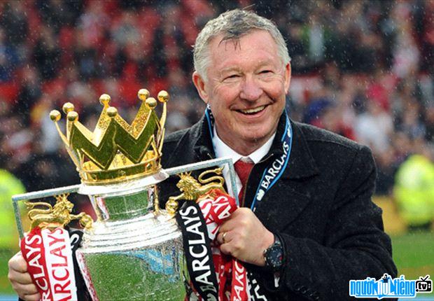 Bức ảnh huấn luyện viên Alex Ferguson và chiếc cúp vô địch