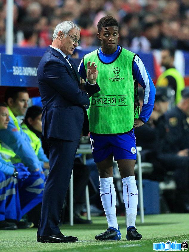 Huấn luyện viên bóng đá Claudio Ranieri chỉ dẫn cho cầu thủ của mình