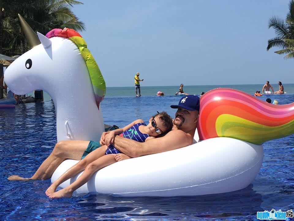 Photo of MMA athlete Chuck Liddell with his son on vacation