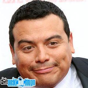 Một hình ảnh chân dung của Diễn viên hài Carlos Mencia