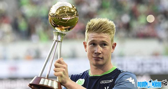 Image of Kevin De Bruyne player with a jersey cup