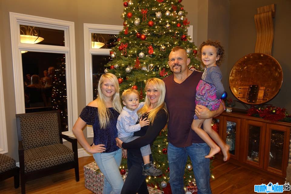 Photo Picture of wrestler Chuck Liddell with his family by the Christmas tree