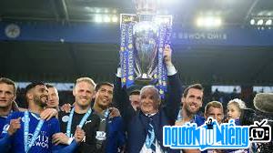 Claudio Ranieri hân hoan với chiến thắng giải vô địch ngoại hạng anh với các cầu thủ của đội tuyển mình.