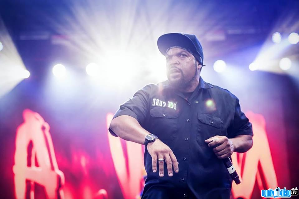 Hình ảnh rapper Ice Cube đang biểu diễn trên sân khấu