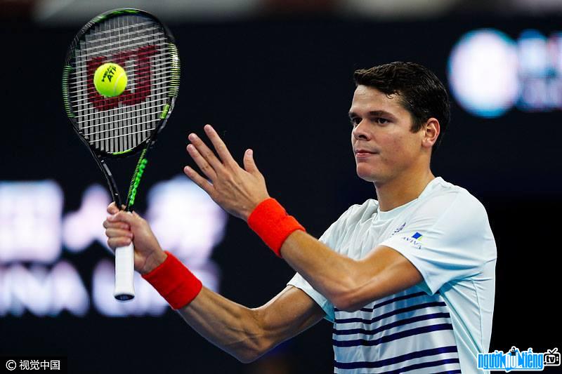 Picture of tennis player Milos Raonic while serving the ball