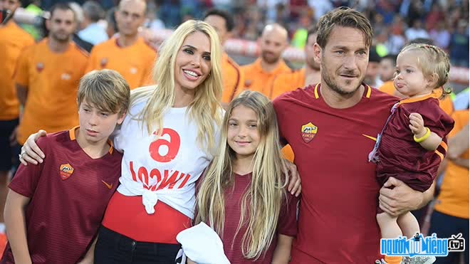 Picture of Francesco Totti with his ex-wife and children