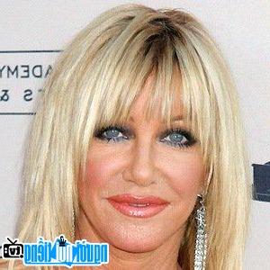 Portrait photo of Suzanne Somers