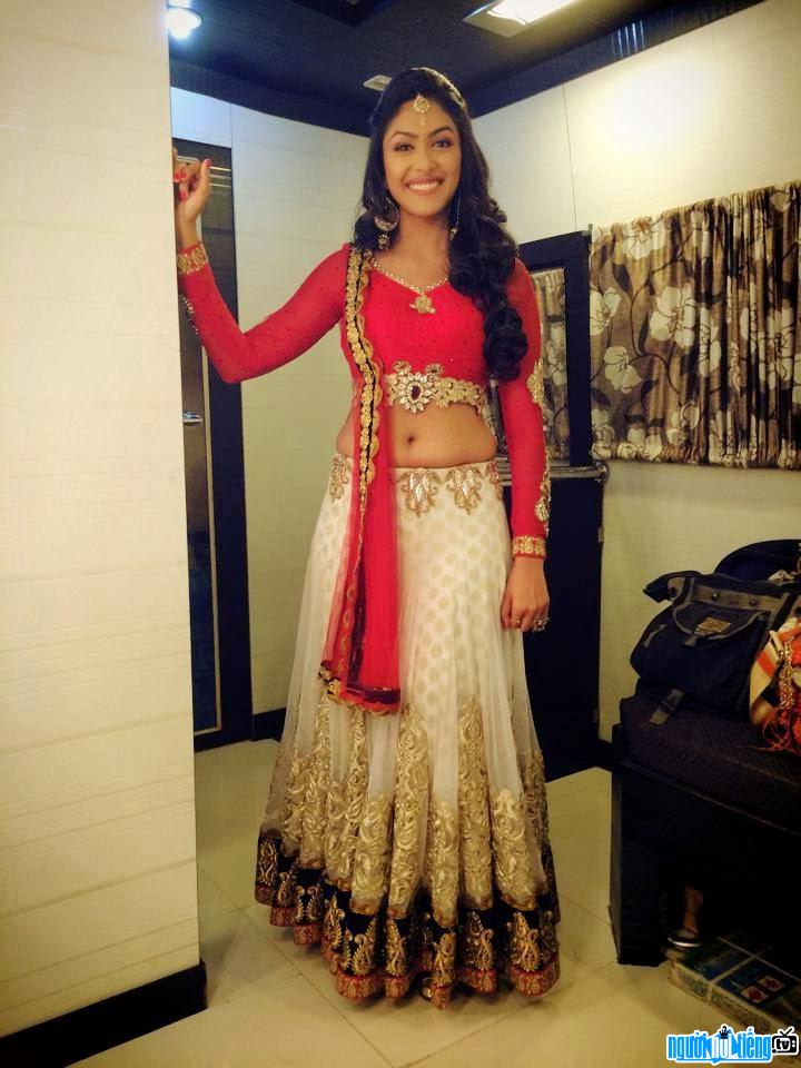 Mrunal Thakur Actress Picture in Traditional Costume