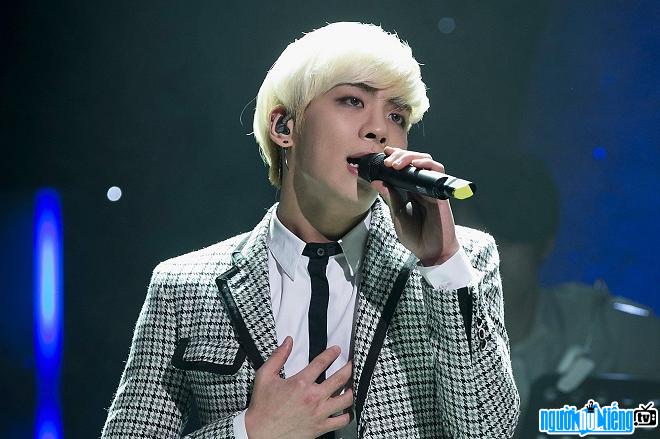  Singer Jonghyun committed suicide and died at the age of 27