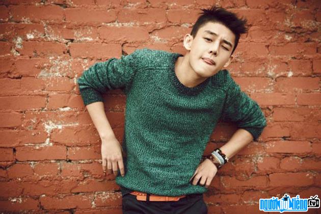 A young and dynamic image of actor Yoo Ah-in