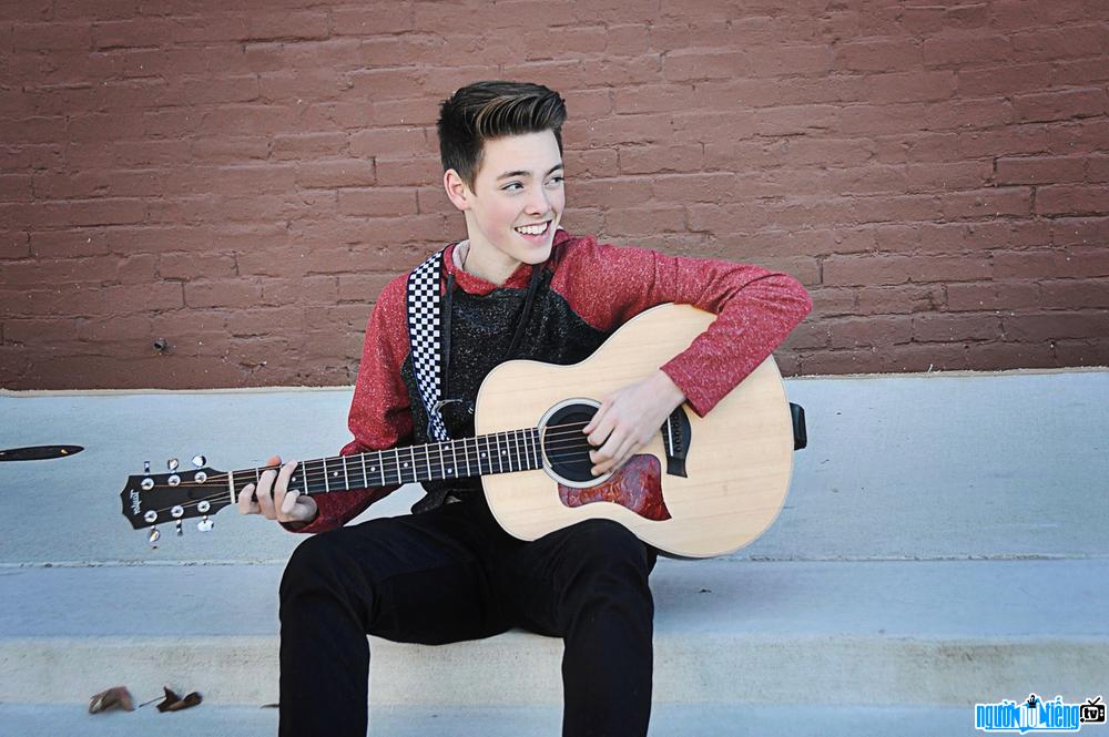 Latest pictures of male singer Zach Herron