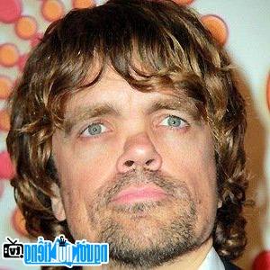 Một hình ảnh chân dung của Nam diễn viên truyền hình Peter Dinklage