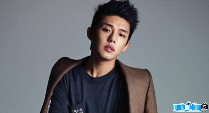 Yoo Ah-in is a promising young actor. Booming in the future