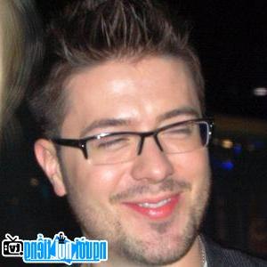 Một hình ảnh chân dung của Ca sĩ nhạc đồng quê Danny Gokey