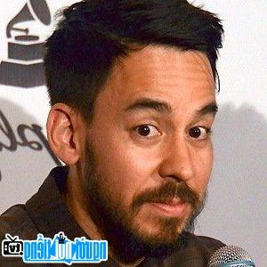 Ảnh chân dung Mike Shinoda