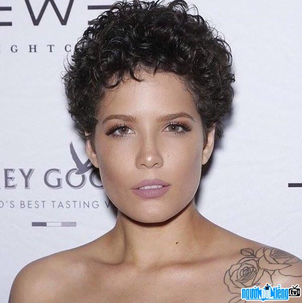 Picture of female singer Halsey at an event 