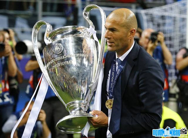 Bức ảnh huấn luyện viên Zinedine Zidane và chiếc cúp vô địch