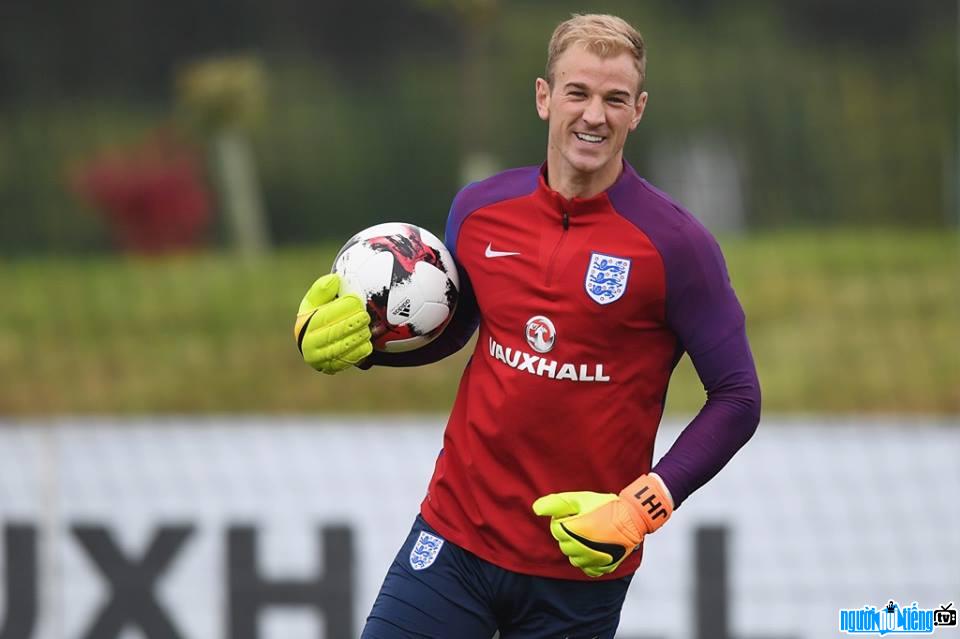 Picture of goalkeeper Joe Hart practicing training on the pitch