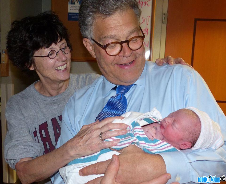 Picture of politician Al Franken with his wife and grandchildren