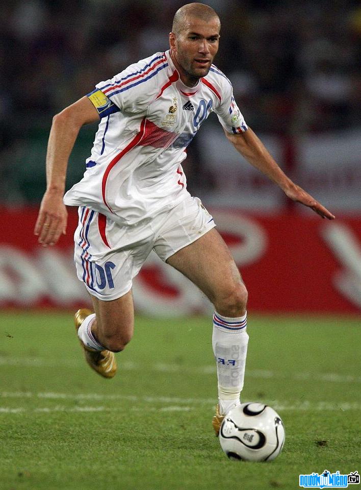 Hình ảnh Zinedine Zidane khi đang còn thi đấu trên sân cỏ