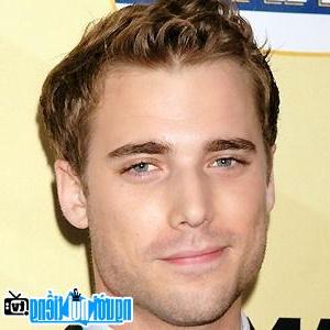 A New Picture of Dustin Milligan- Famous Canadian TV Actor