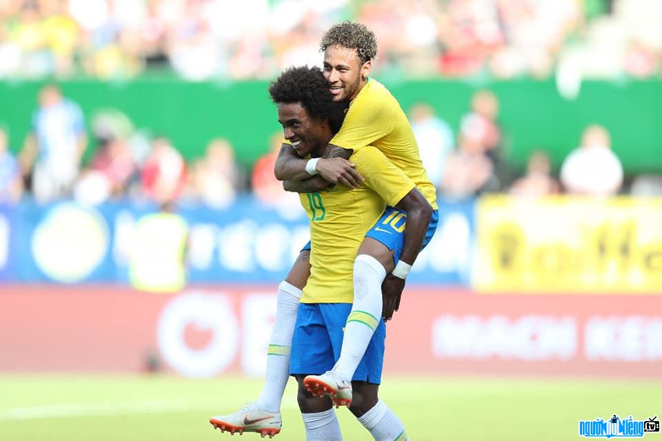 Bức ảnh cầu thủ Willian và cầu thủ Neymar