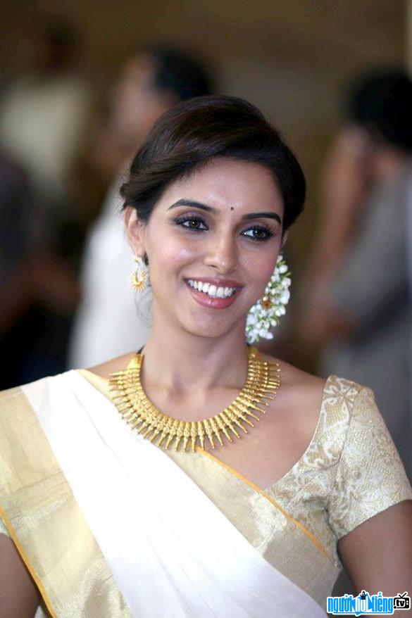 Image of actress Asin Thottumkal with a bright smile