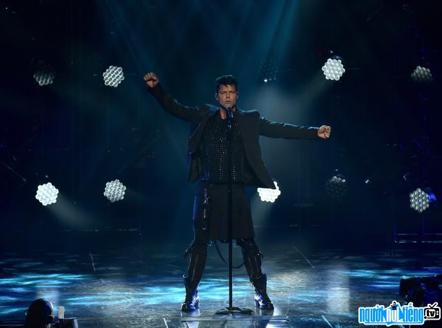 Hình ảnh ca sĩ Ricky Martin đang biểu diễn trên sân khấu
