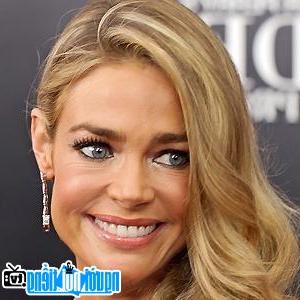 Một hình ảnh chân dung của Diễn viên nữ Denise Richards