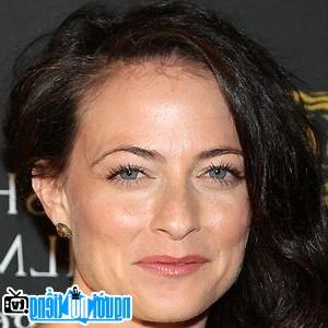 Một hình ảnh chân dung của Nữ diễn viên truyền hình Lara Pulver