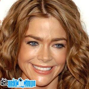 Photo portrait of Denise Richards