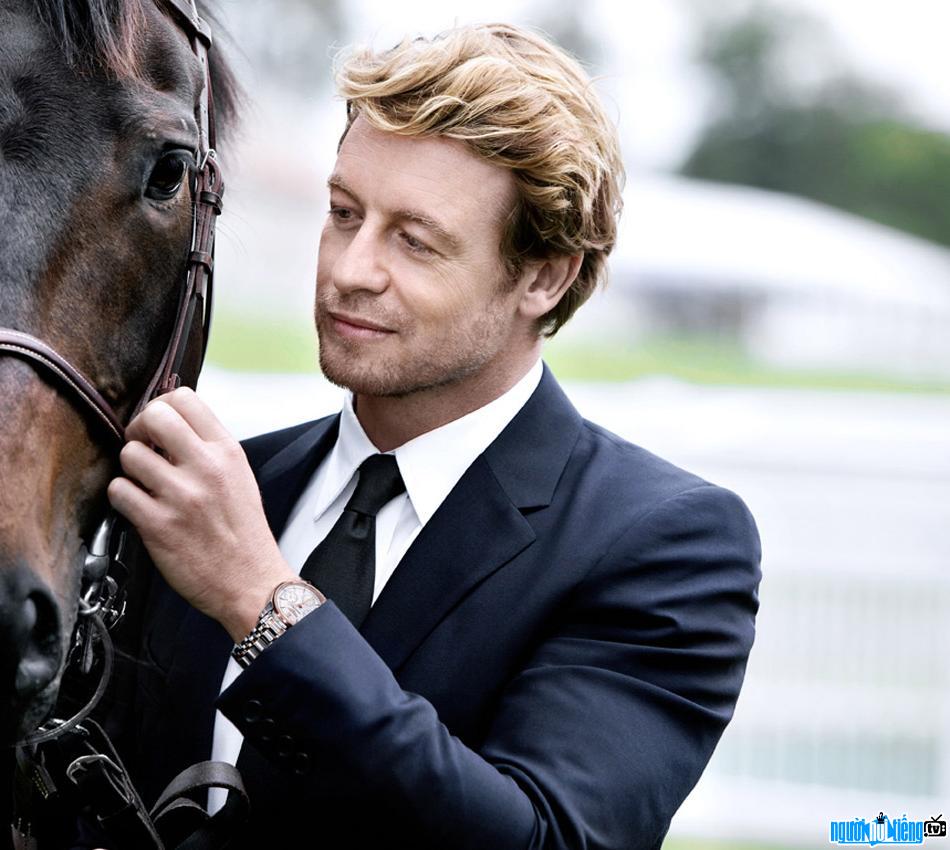 Picture of actor Simon Baker at the racecourse