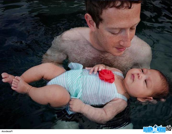 Hình ảnh Mark Zuckerberg và con gái đầu lòng