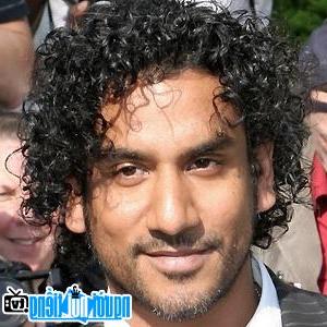 Một hình ảnh chân dung của Nam diễn viên truyền hình Naveen Andrews