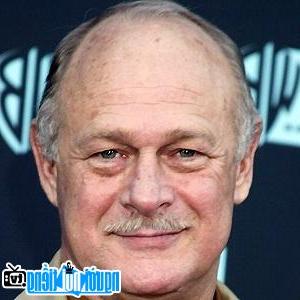 Một hình ảnh chân dung của Nam diễn viên truyền hình Gerald McRaney