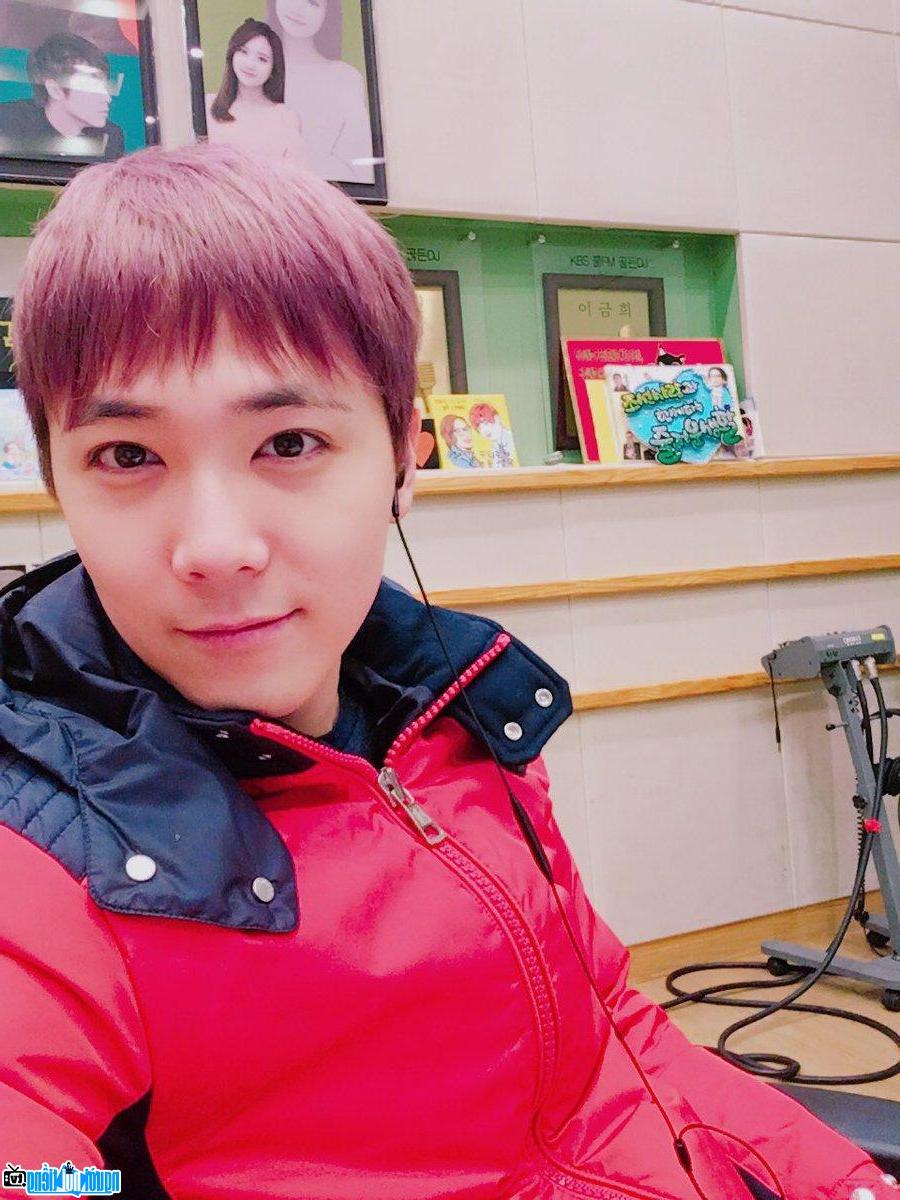 Another photo of singer Lee Hong -Gi