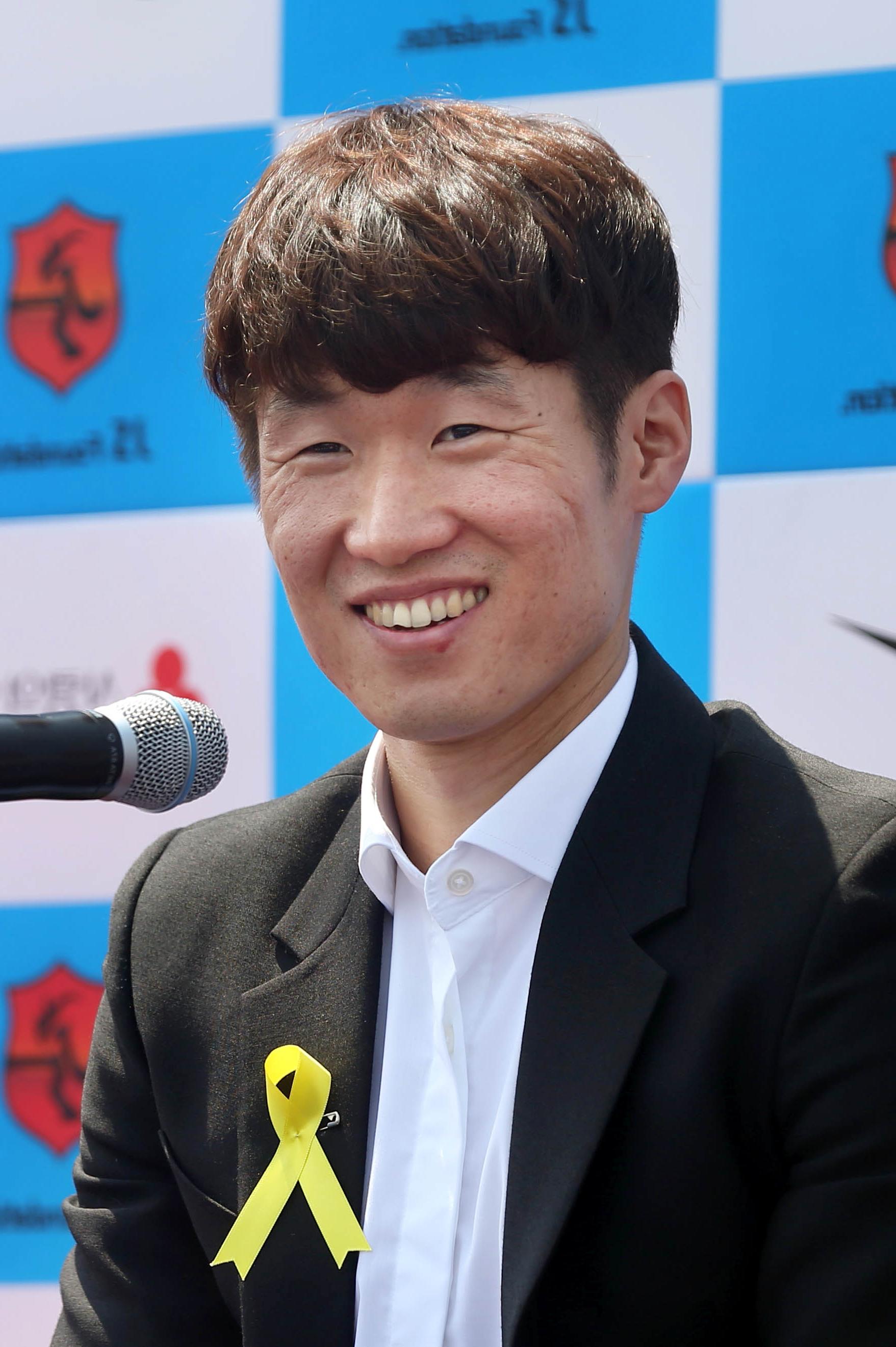 Cầu thủ bóng đá Park Ji-Sung tại buổi họp báo từ giã sự nghiệp chơi bóng của mình