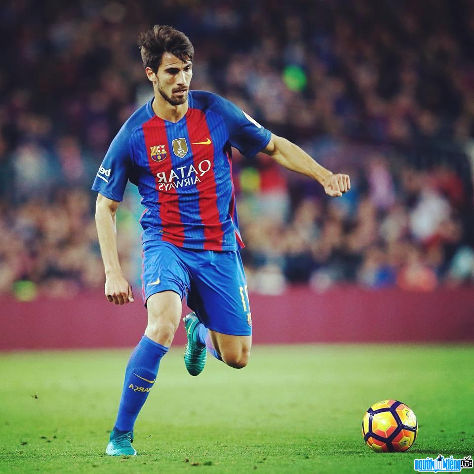 An ​​image of Andre Gomes's football player on the pitch