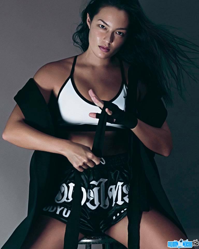 Người mẫu Mia Kang quyết định lấn sân sang môn võ Muay Thái