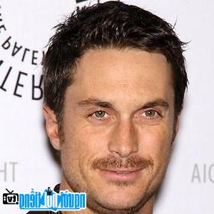 A Portrait Picture of Male TV actor Oliver Hudson