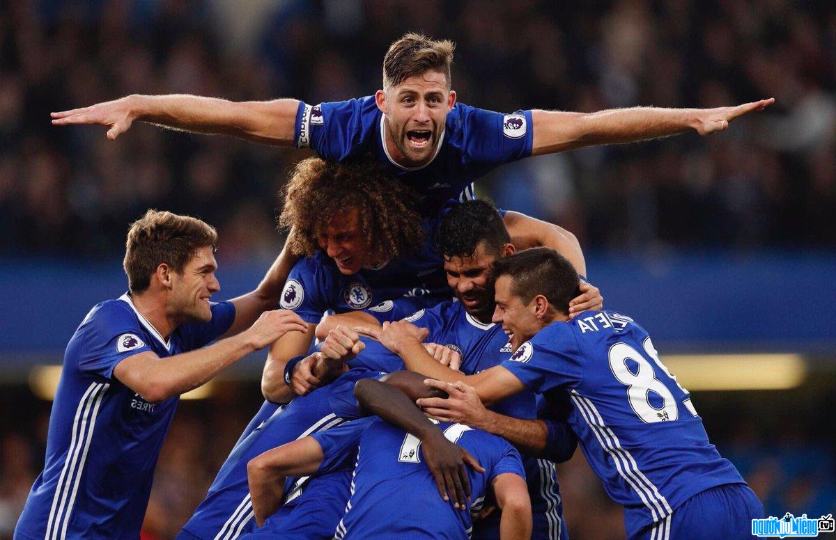 Gary Cahill and other players his teammates share the joy of victory