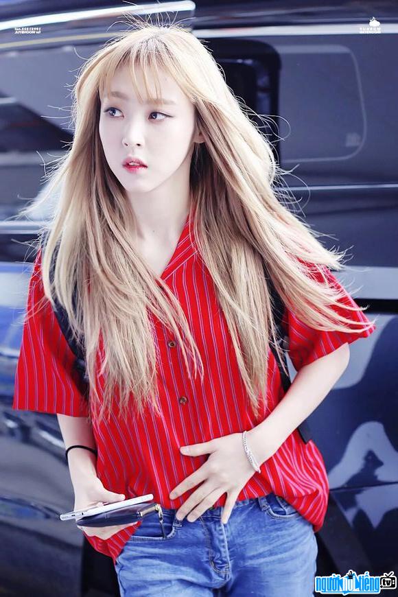 Picture of singer Moonbyul dressed casually on the street