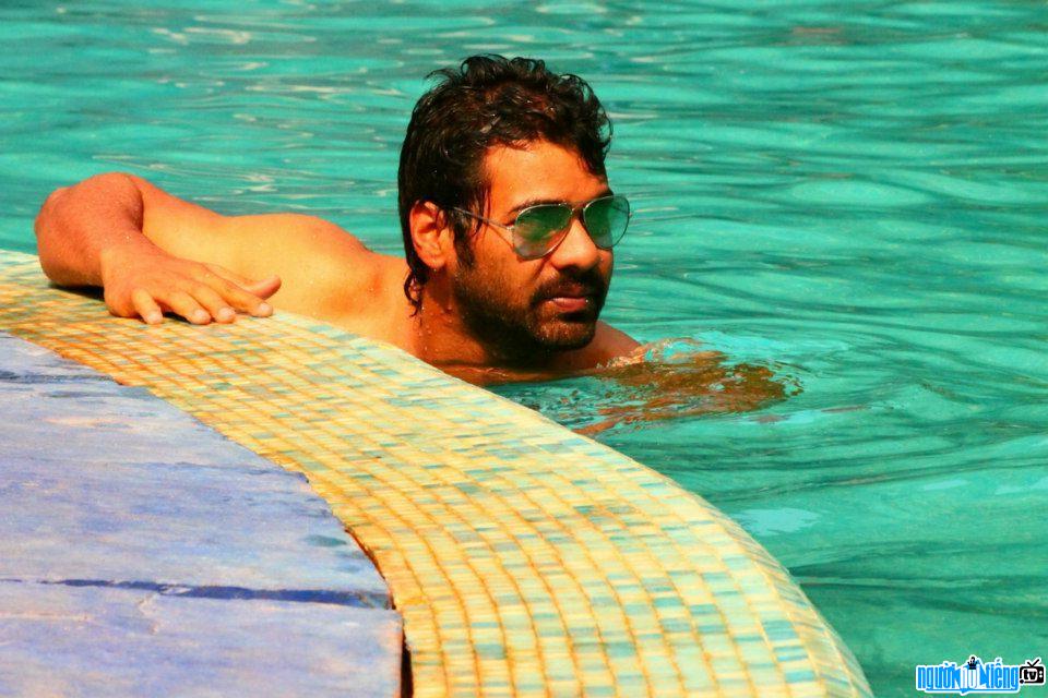 Actor Shabbir Ahluwalia Picture at the swimming pool