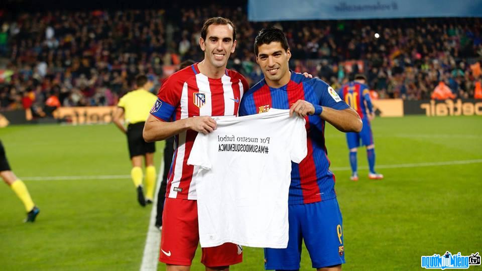 Luis Suarez bên người đồng đội của mình Diego Godín