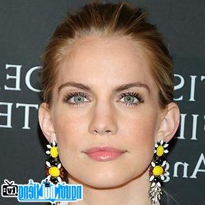 Latest Picture of Actress Anna Chlumsky