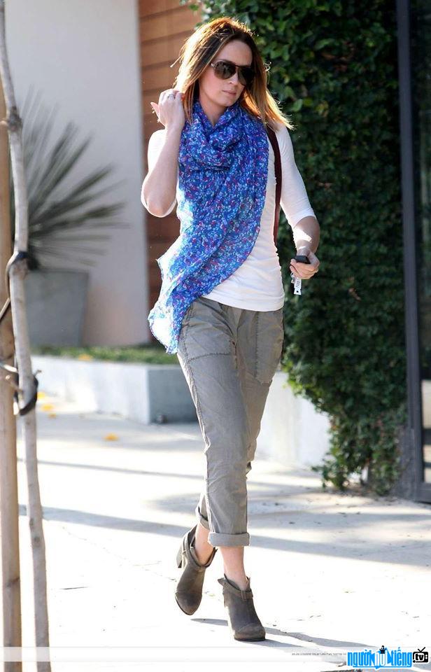 Actor Emily Blunt's image wearing casual streetwear