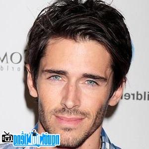 Một hình ảnh chân dung của Nam diễn viên truyền hình Brandon Beemer