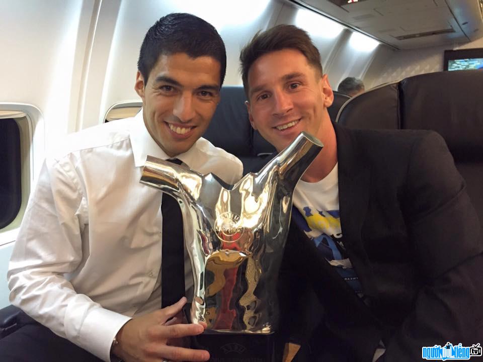Luis Suarez cùng với Leo Messi