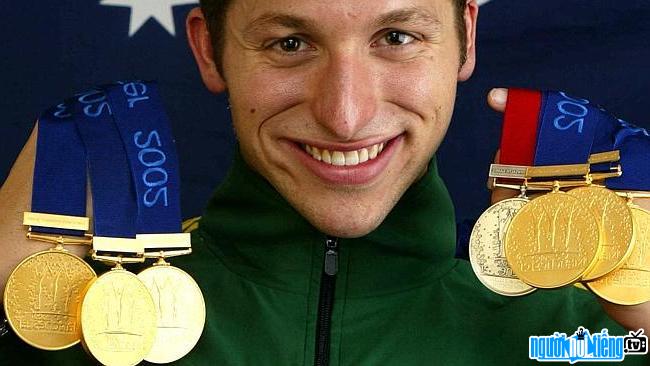 Bức ảnh VĐV bơi Ian Thorpe và những tấm huy chương vàng của mình